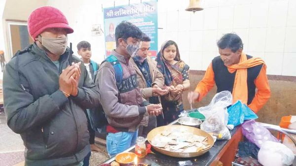 संक्रांति पर मंदिरों में उमड़ी भीड़