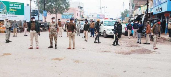 पुलिस, राजस्व व निगम टीम ने की फ्लैग मार्च