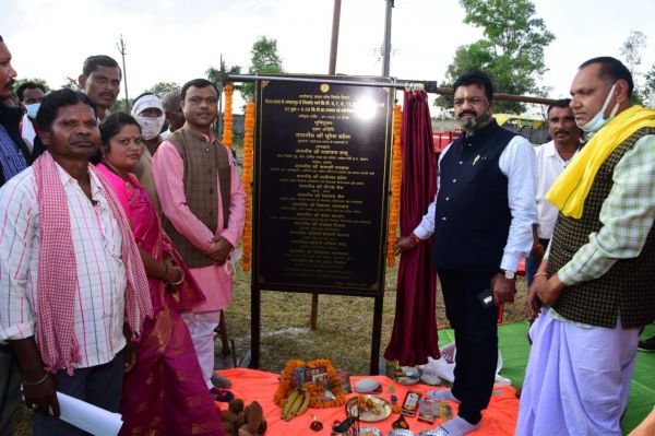 सांसद बैज ने किया चित्रकोट मार्ग के उन्नयन कार्य का भूमिपूजन