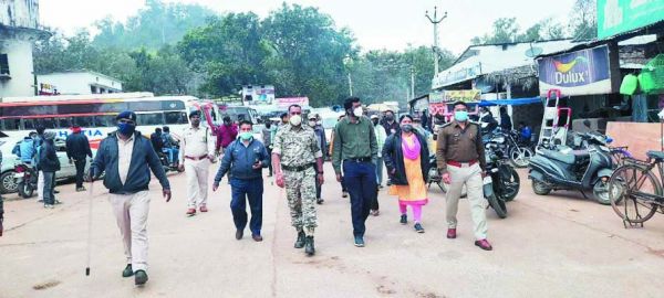 प्रशासन ने किया फ्लैग मार्च, नागरिकों को जागरूक करने निकाली रैली