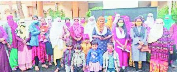 उज्जवल दीवान व अन्य सदस्यों की रिहाई की मांग को ले कलेक्टर कार्यालयआईं पुलिस परिवार की महिलाएं