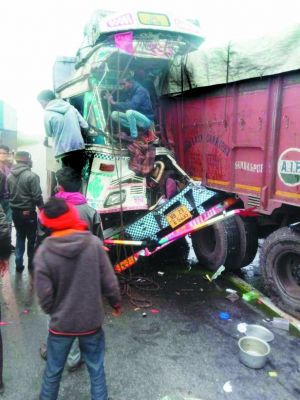 कुहरी पड़ाव के पास खड़े ट्रक को पीछे से ट्रक ने मारी ठोकर, चालक घायल