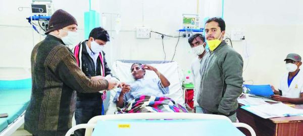 वायएसएस ने मकर संक्रांति पर मरीजों को बांटे फल