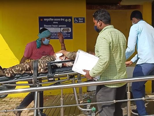 2 जगह बम विस्फोट, 3 जवान घायल