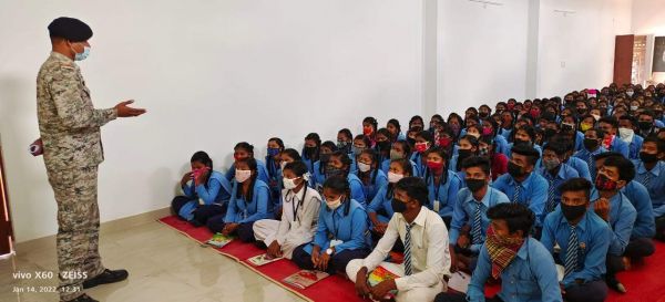 दहिकोंगा विद्यालय में स्कूली बच्चों को दी गई यातायात नियमों की जानकारी