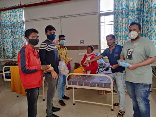 भाजयुमो ने युवा दिवस पर मरीजों को बांटे फल