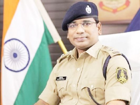 चुस्ती पर इनाम तो लापरवाह आरक्षक निलंबित