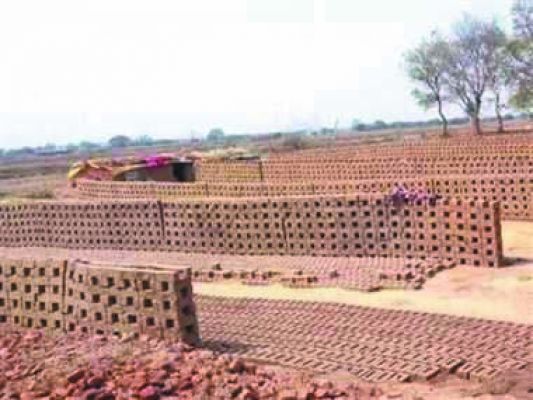 लाल ईंट का हो रहा अवैध निर्माण लाखों की रायल्टी चोरी