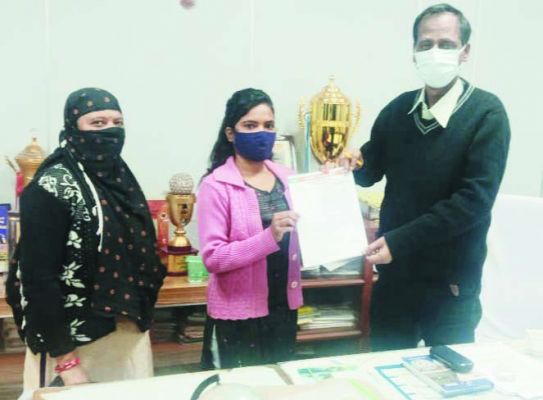 वार्ड में पानी की समस्या,  पार्षद ने सौंपा ज्ञापन
