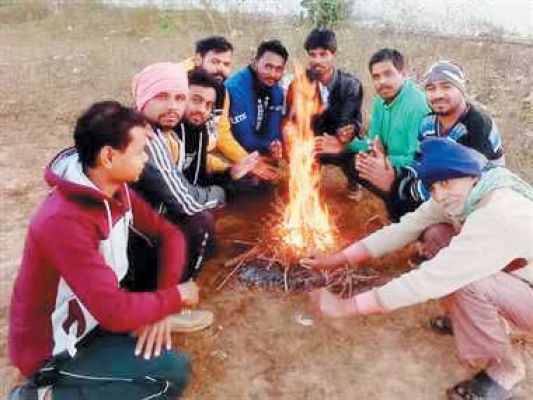   ठंड से बचने गरम कपड़ों के साथ अलाव का सहारा