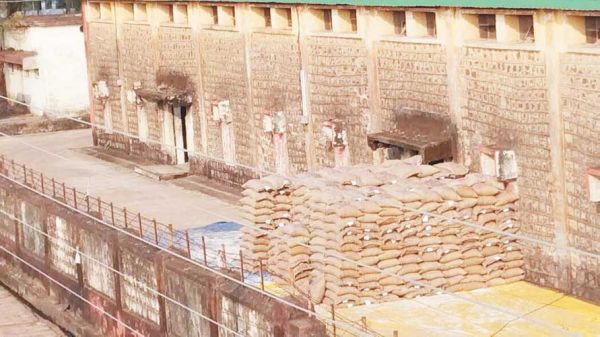 भारतीय खाद्य निगम के गोदामों में चावल रखने के लिए जगह नहीं