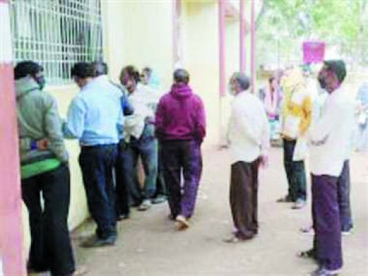 जिला सहकारी बैंक में एटीएम खुलने के बाद भी किसानों की भीड़  