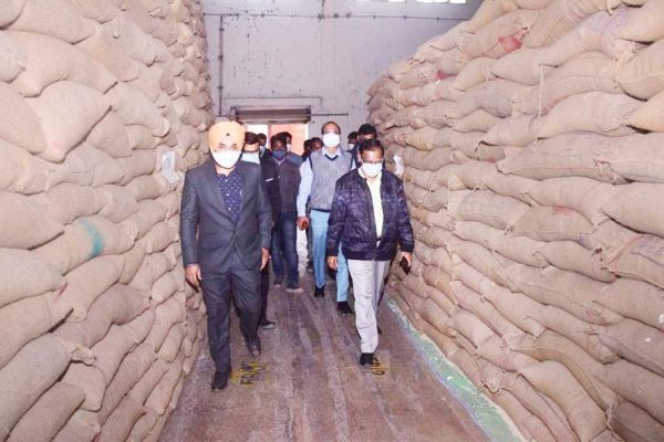 अचानक पहुंचे खाद्य सचिव वर्मा एफसीआई गोदाम