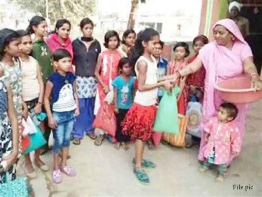 छेरछेरा पर घरों में धान मांगने पहुंचे बच्चे