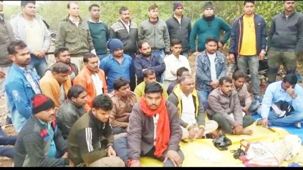 जुआ खेलते 19 पकड़ाए