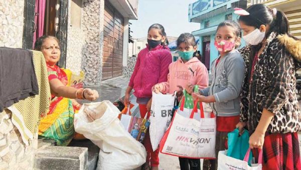 बच्चों ने मास्क पहनकर घर-घर जाकर छेरछेरा मांगा