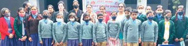 मकर संक्रांति पर जेंसीरेट विंग ने किया बच्चों को स्वेटर, मास्क और लड्डू वितरण