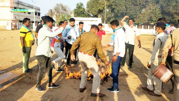 एनएसयूआई ने यूपी के सीएम का फूंका पुतला