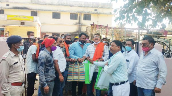 भाजयुमो ने कांग्रेस कार्यालय पहुंचकर मांगा रोजगार