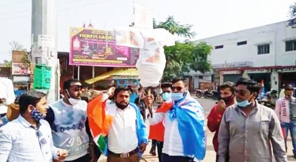 एनएसयूआई ने यूपी के सीएम का पुतला फूंका