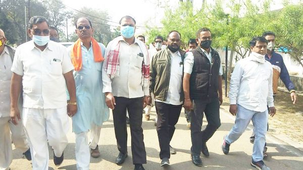 धान खरीदी की मियाद बढ़ाने और मुआवजा देने किसान मोर्चा ने सौंपा ज्ञापन