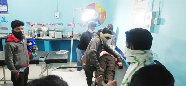 टोल बैरियर डिवाइडर से टक्कर, दो युवक घायल