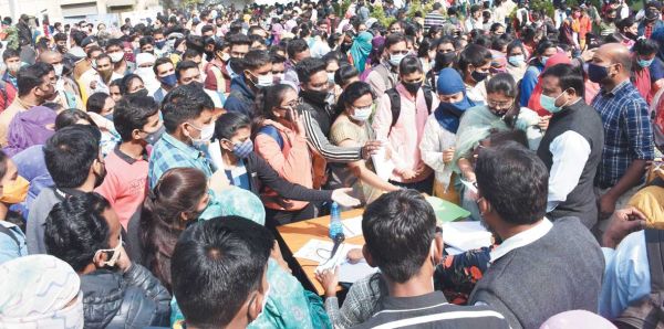 छह माह की अस्थाई नौकरी, पूरे प्रदेश से टूट पड़े मेडिकल और नर्सिंग के बेरोजगार युवा