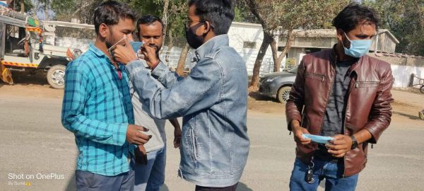 युकां ने बांटे मास्क-सैनिटाइजर