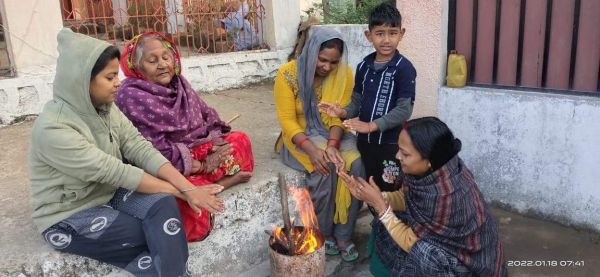 शीतलहर से बढ़ी ठिठुरन, अलाव का सहारा