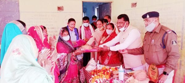 बड़े बुजुर्गों के आशीर्वाद से जीवन होता है खुशहाल-रोहित