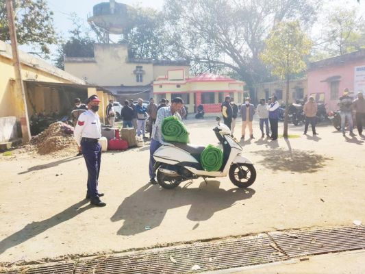 चुनाव सामग्री वितरण में कई घंटे बाद पहुंचे अफसर