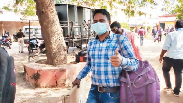 चुनाव दल को हरी झंडी दिखाकर किया रवाना