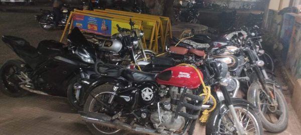 बुलेट में तेज आवाज साइलेंसर लगाकर घूमते युवकों पर कार्रवाई