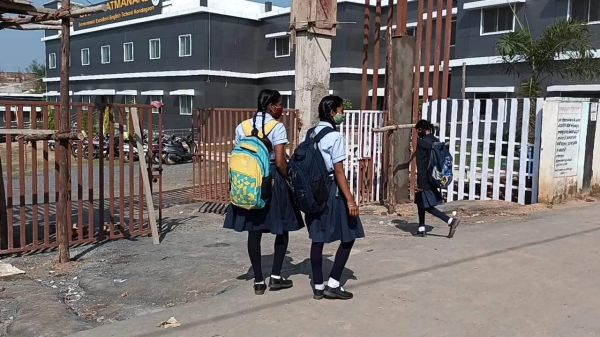 स्कूल व कॉलेज बंद रखने के आदेश पर भी स्कूल जाते दिखे बच्चे