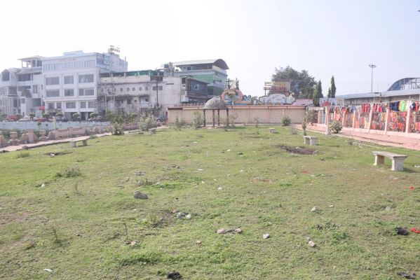 ओपन जिम के लाखों के उपकरण गार्डन से पार