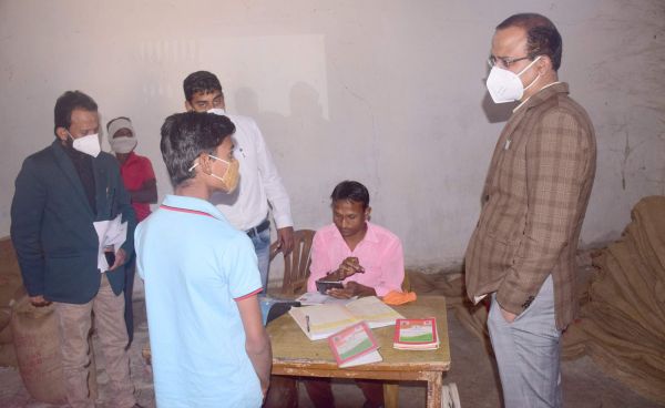 कलेक्टर ने उप स्वास्थ्य केन्द्र-उचित मूल्य दुकान का लिया जायजा
