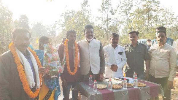 चितालगुर के सरपंच-पंचायत प्रतिनिधियों ने थामा कांग्रेस का दामन