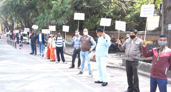 पदोन्नति पर रोक लगाने मानव श्रृंखला