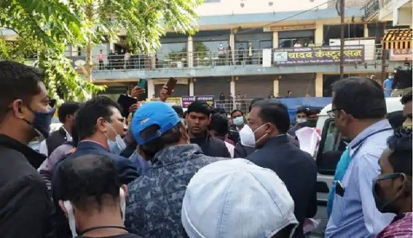 वंदना हॉस्पिटल में भवन मालिक ने ताला जड़ा, जमकर विवाद, चेन लूटने व मारपीट का आरोप