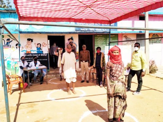 सुरक्षा व्यवस्था के बीच पंचायत चुनाव, मतदाताओं में उत्साह