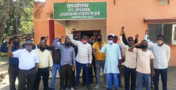 6 माह से वेतन नहीं मिला, एटीआर के 300 से अधिक दैनिक वेतन भोगी बेमियादी धरने पर