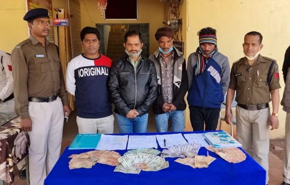 4 सटोरिये पकड़ाए, नगदी बरामद