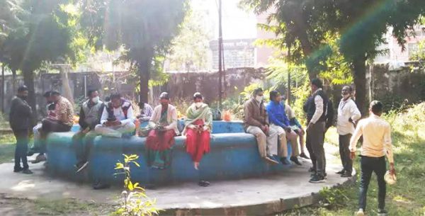 नहीं मिल रहा बकाया वेतन, ननि के कर्मचारियों की हड़ताल