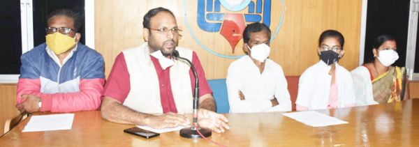 चंदूलाल चंद्राकर मेडिकल कॉलेज कर्मी नियमितीकरण के लिए धरने पर