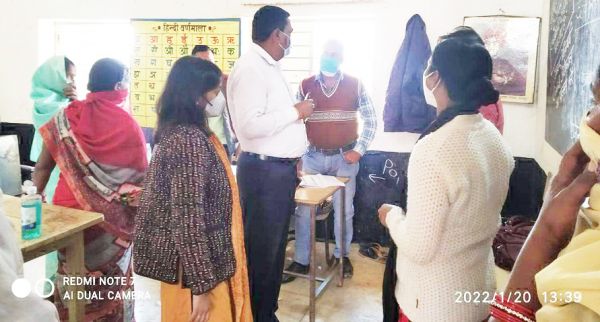 कलेक्टर ने किया मतदान केन्द्र का निरीक्षण