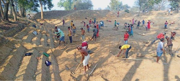 मनरेगा के कार्यों से हजारों मजदूरों को मिल रहा रोजगार