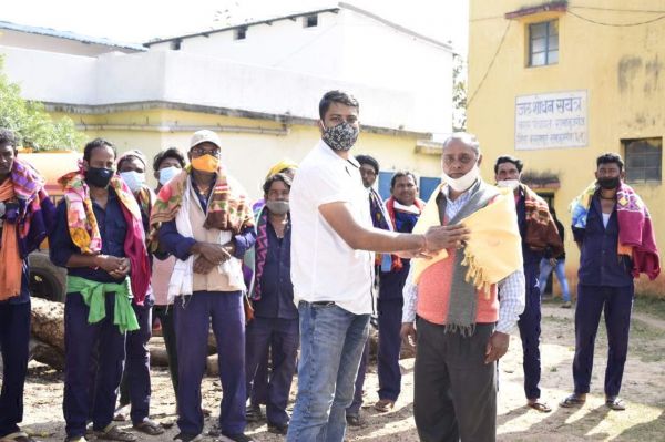 पुलिस, स्वास्थ्य-सफाई कर्मियों का सम्मान