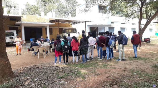 कोरोना नियमों का पालन करते बैठक