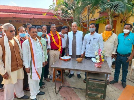 नवनिर्वाचित जनपद सदस्य ने विधायक धनेन्द्र से की मुलाकात
