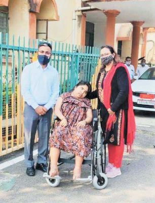 मस्तिष्क पक्षाघात से पीडि़त करिश्मा से मिले कलेक्टर